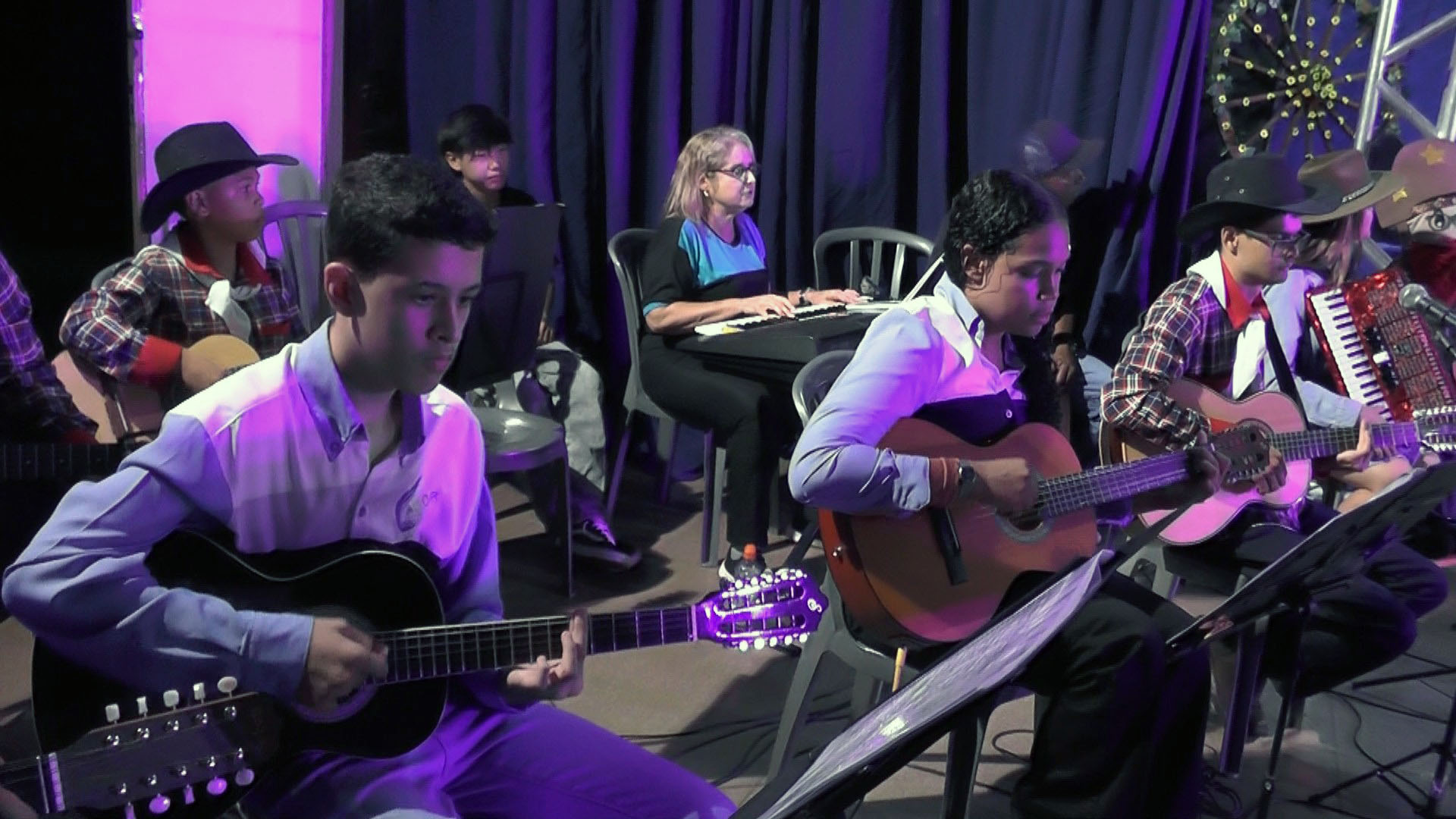 Alunos se apresentando