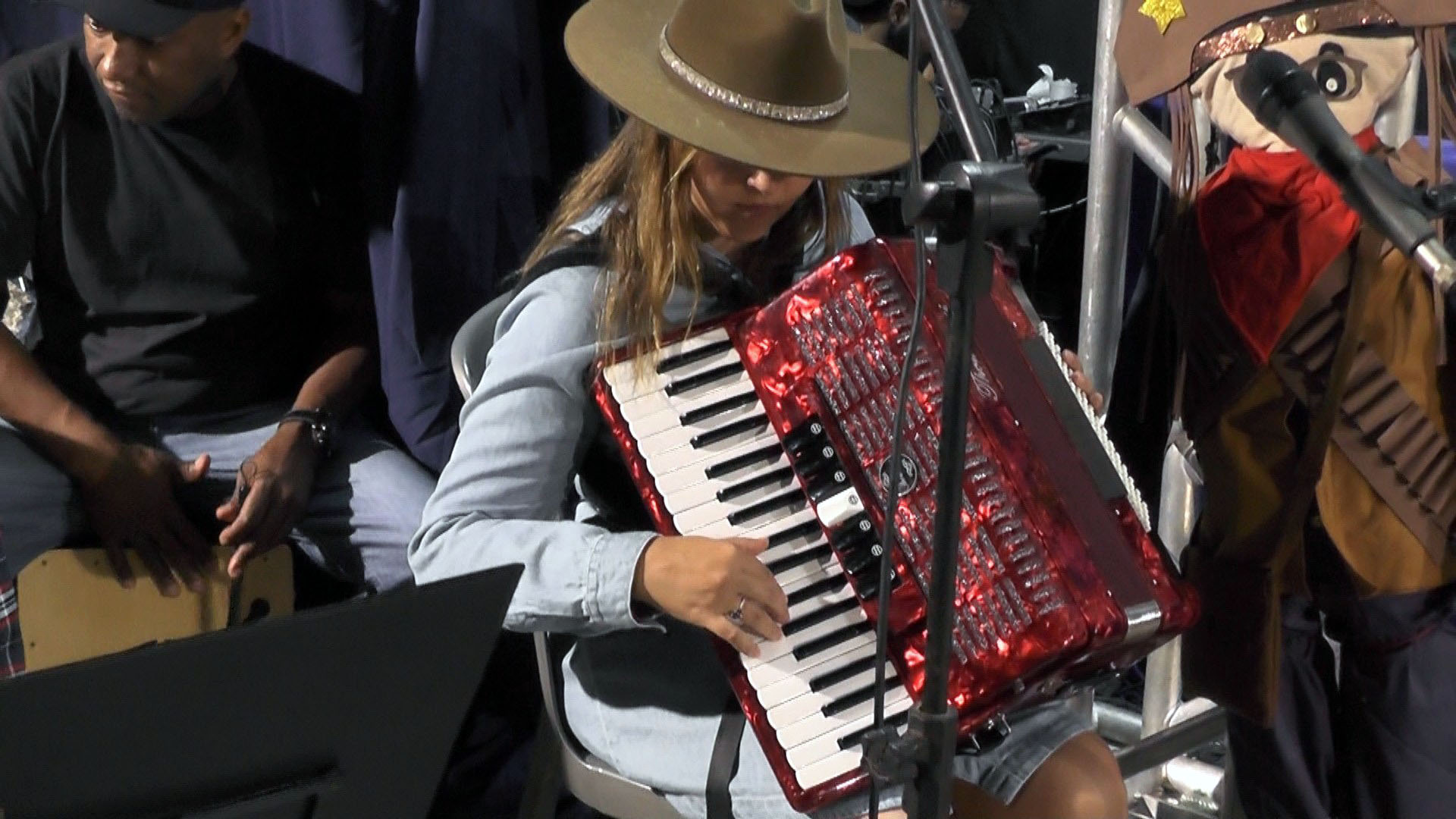 Aluna da oficina de acordeon.