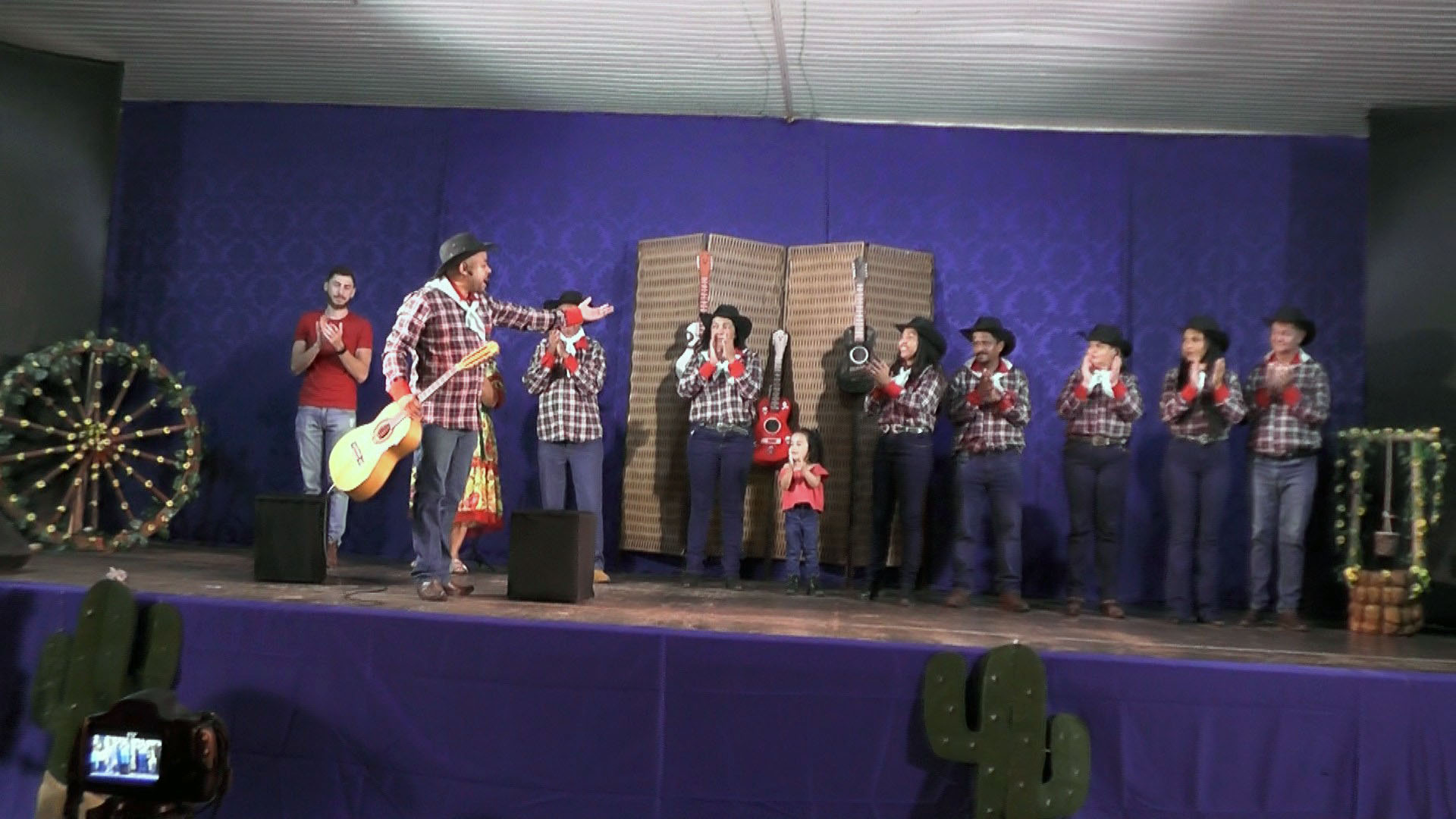 Todo o elenco no palco